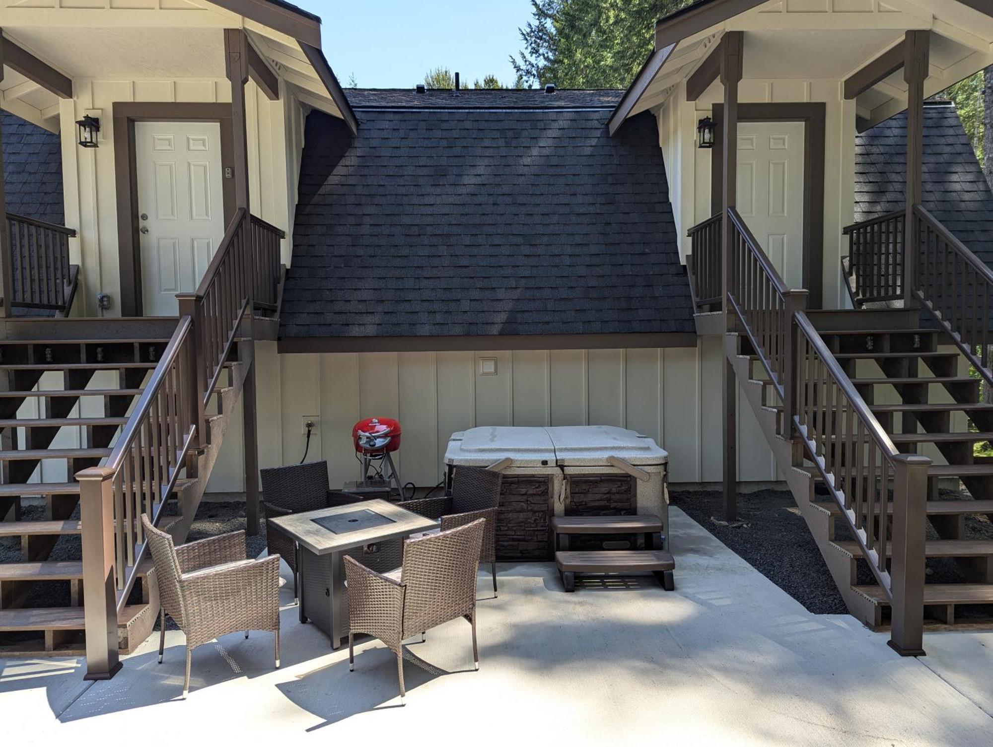 Apartment Bugling Elk Packwood